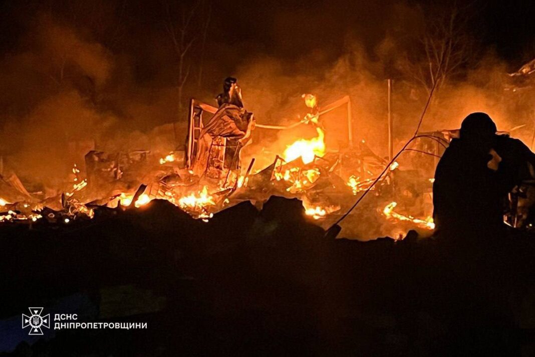 Пожежа після російського обстрілу у Нікополі, Дніпропетровська область.