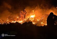 Пожежа після російського обстрілу у Нікополі, Дніпропетровська область.