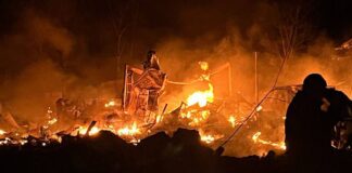 Пожежа після російського обстрілу у Нікополі, Дніпропетровська область.