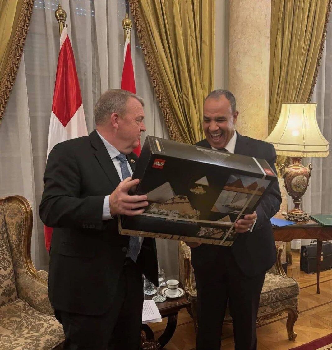 Ministers of Foreign Affairs of Egypt and Denmark during the presentation of a Lego set with the pyramids of Giza