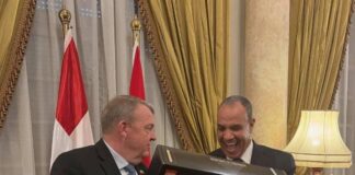 Міністри закордонних справ Єгипту та Данії під час вручення набору Lego із пірамідами Гізи