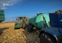 На Чернігівщині здетонував російський дрон під час польових робіт Пошкоджена техніка на Чернігівщині після вибуху дрону