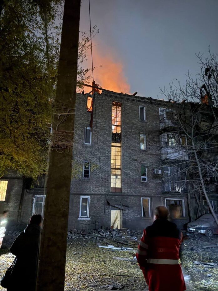 photo_2025-11-05_23-51-35 Пожежа після атаки дронів у Камʼянському