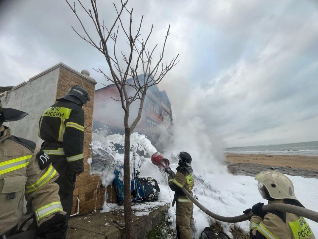 Наслідки падіння гелікоптера Ка-226 на житловий будинок у Дагестані