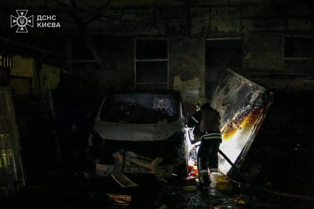 Пожежа в Печерському районі Києва після падіння уламків дрона