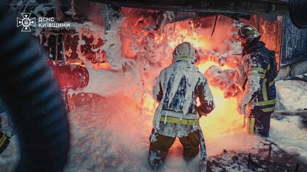 Рятувальники ліквідують пожежу після ракетного удару по Київщині