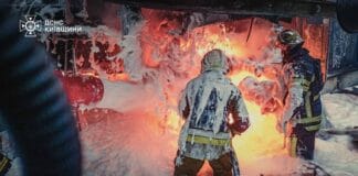Рятувальники ліквідують пожежу після ракетного удару по Київщині