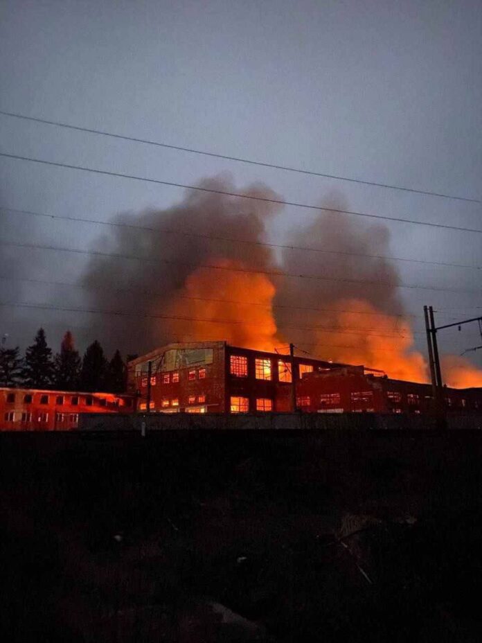 Пожежа після ракетного удару по залізничній інфраструктурі на Полтавщині