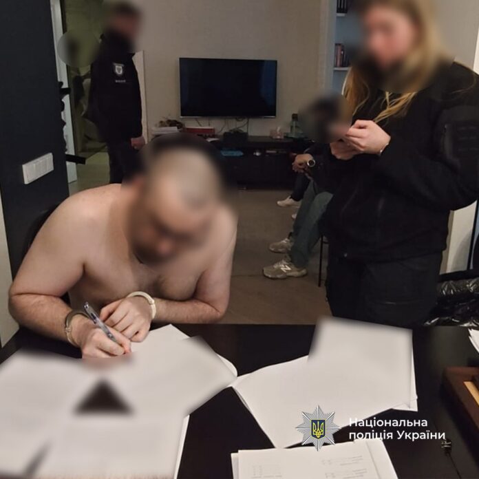 Правоохоронці під час огляду документів і матеріалів у справі про розкрадання активів нафтопідприємства