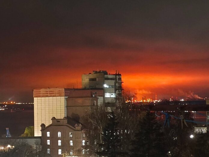 Дим і полум’я над Саратовом після нічної атаки дронів