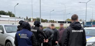 Співробітники ДСР під час затримання фігурантів справи про незаконні закупівлі дронів