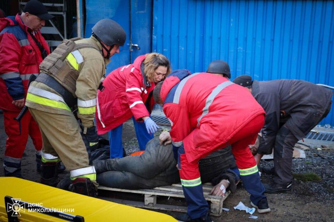 Медики працюють після атаки на Миколаїв