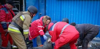 Медики працюють після атаки на Миколаїв