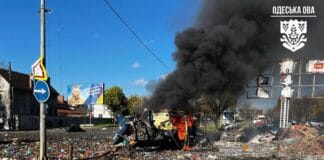 Пошкоджені торгові павільйони та автомобілі після атаки дронів у Чорноморську