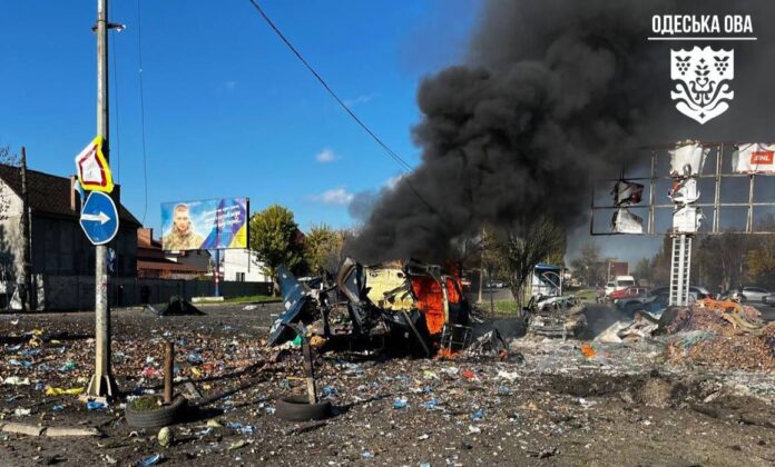 Пошкоджені торгові павільйони та автомобілі після атаки дронів у Чорноморську
