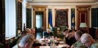 Президент Зеленський проводить нараду з керівниками сектору оборони