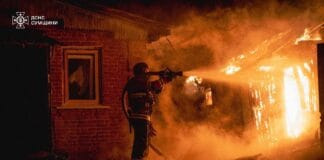 Рятувальники ДСНС гасять пожежу після удару на Сумщині
