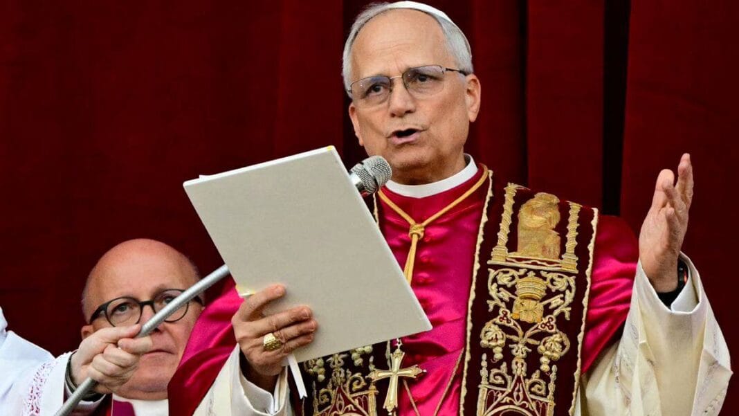 Папа Римський Лев XIV під час звернення у Ватикані