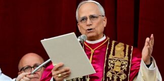 Папа Римський Лев XIV під час звернення у Ватикані