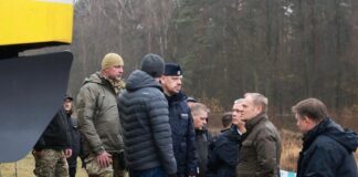 Поліцейські та експерти оглядають пошкоджену залізничну колію в Польщі після вибуху.