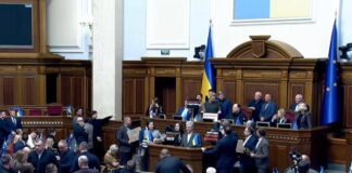 Депутати блокують трибуну Верховної Ради України під час засідання.