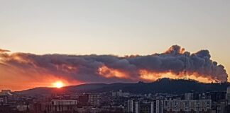 Густий чорний дим піднімається над Лисою горою у Львові після російської атаки