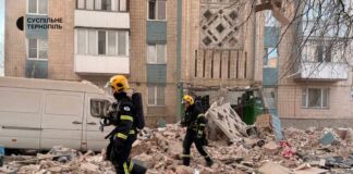 Рятувальники ДСНС йдуть по завалах зруйнованого будинку в Тернополі