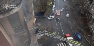 Пожежники на автовишці гасять пожежу після вибуху зарядної станції у квартирі