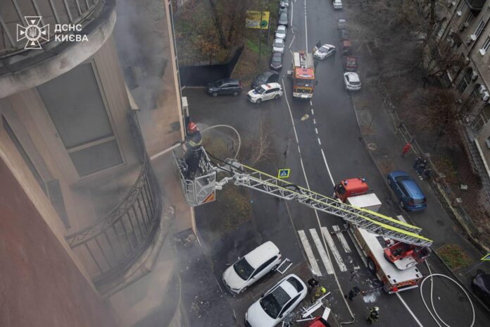 Пожежники на автовишці гасять пожежу після вибуху зарядної станції у квартирі