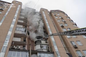 Працівники ДСНС ліквідують наслідки вибуху зарядної станції в Києві