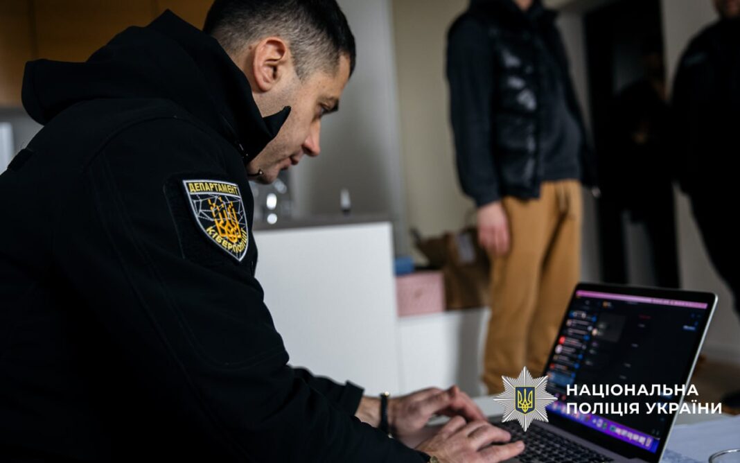 Наліт поліції на кол-центр у Києві, де ошукували інвесторів