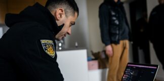 Наліт поліції на кол-центр у Києві, де ошукували інвесторів