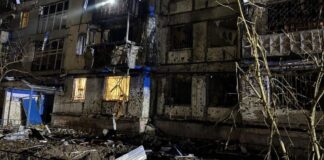 Пожежники гасять вогонь у житловому будинку Дніпра