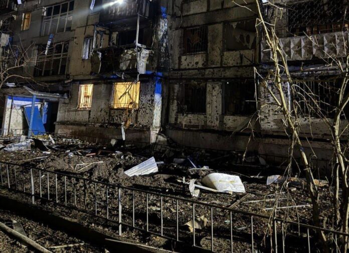 photo_2025-11-23_07-31-35 Пожежники гасять вогонь у житловому будинку Дніпра