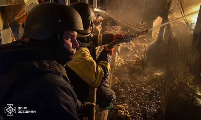 Нічне гасіння пожеж у Одесі після атаки російських дронів