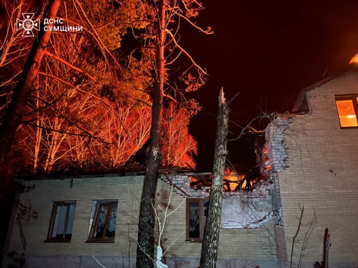 Пошкоджена будівля пожежно-рятувального підрозділу ДСНС на Сумщині