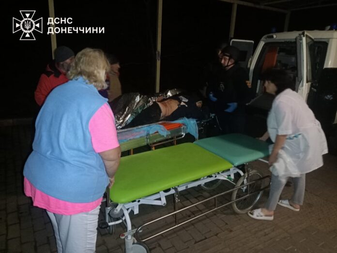 Рятувальники працюють після нічного обстрілу Краматорська