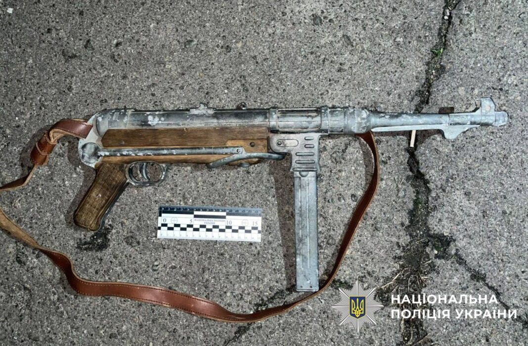 Поліцейські вилучили автомат у затриманого киянина