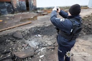 РОСІЯ ВДАРИЛА ПО ПІДПРИЄМСТВУ В ЧЕРНІГОВІ 1 Поліцейський фіксує наслідки удару на території чернігівського підприємства