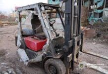 Пошкоджена техніка на підприємстві після російського удару