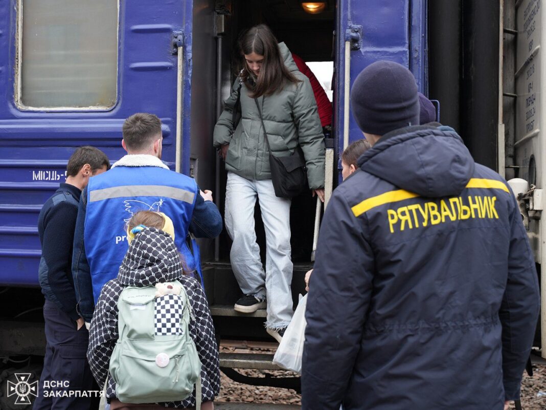 photo_2025-11-24_16-48-26 Evacuation train arrives in Mukachevo, rescuers meet people