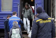 Евакуаційний потяг прибуває до Мукачева, рятувальники зустрічають людей