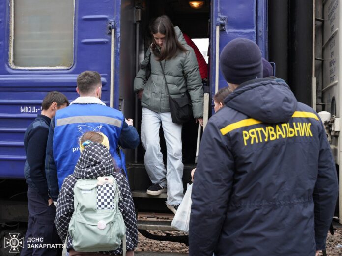 Евакуаційний потяг прибуває до Мукачева, рятувальники зустрічають людей
