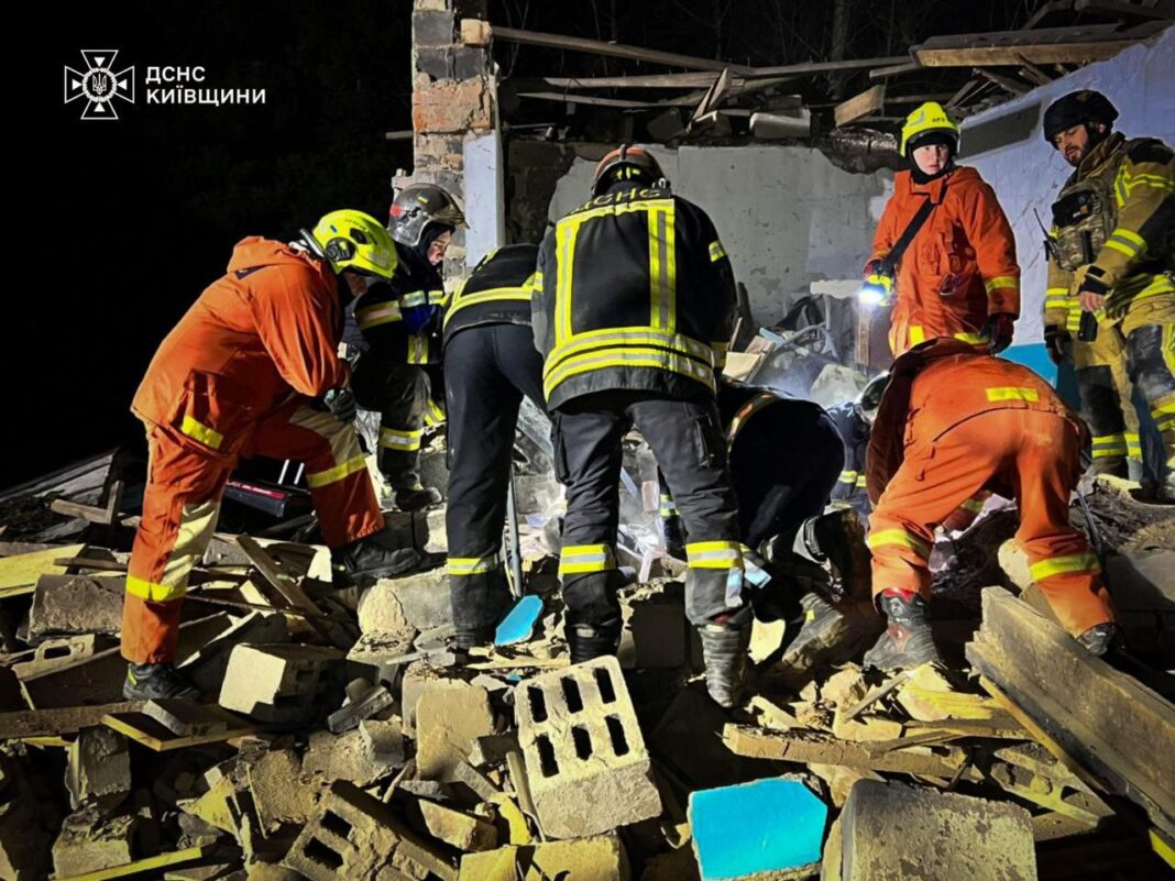 Рятувальники ДСНС розбирають завали пошкодженого будинку в Білій Церкві після нічної атаки