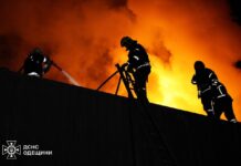 Рятувальники ліквідовують наслідки нічної атаки в Одеській області