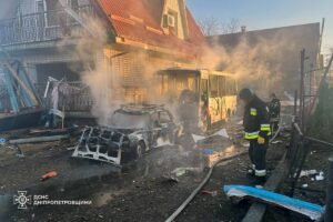 У ДНІПРІ ТА НІКОПОЛІ ПОСТРАЖДАЛИ ЛЮДИ ЧЕРЕЗ АТАКИ РФ 1 Згорівші автівки після атаки РФ