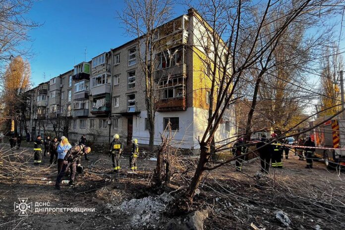 photo_2025-11-25_19-04-51 Наслідки російського удару по житловому кварталу на Дніпропетровщині, працюють рятувальники.