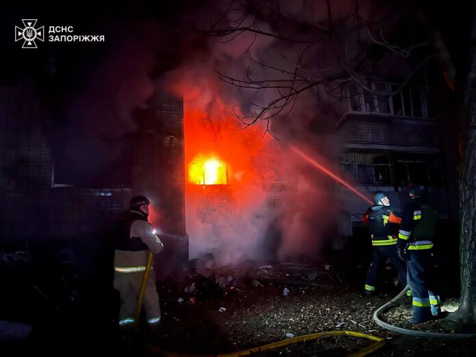 Наслідки нічної атаки на Запоріжжя: зруйновані житлові будинки та пожежі