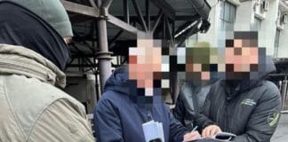 NABU and SAPO officers serving suspicion notices to defendants in embezzlement case