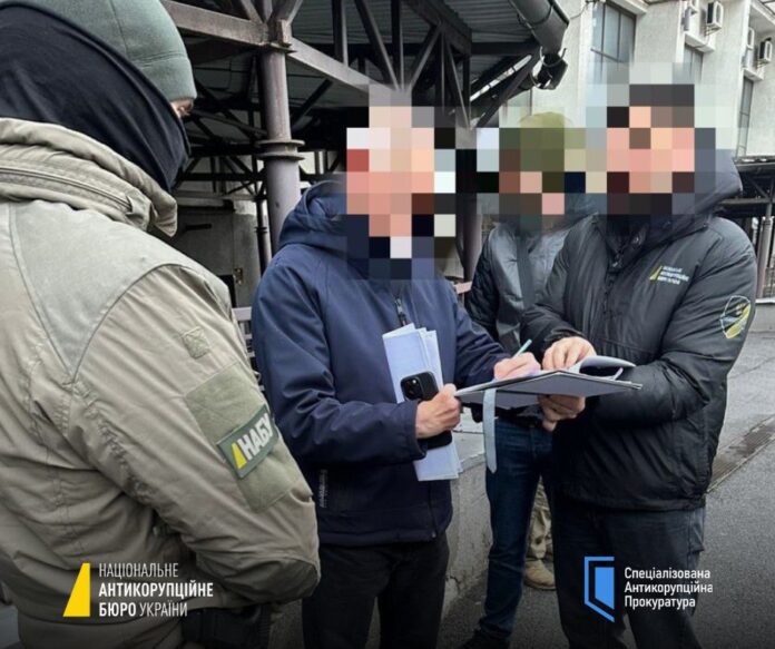 Співробітники НАБУ та САП під час вручення підозри фігурантам справи про розкрадання